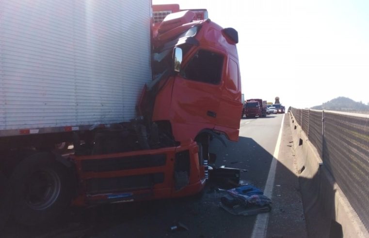 Colisão traseira entre carretas bloqueia a BR-101 em Maracajá