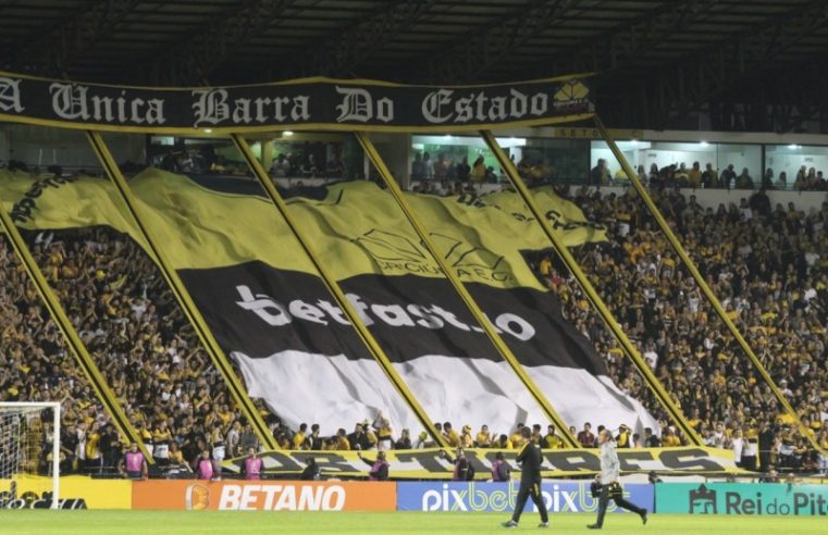 15.230 torcedores compareceram ao estádio Heriberto Hülse. Torcida carvoeira lota Majestoso, mas se frustra com derrota para o Cruzeiro