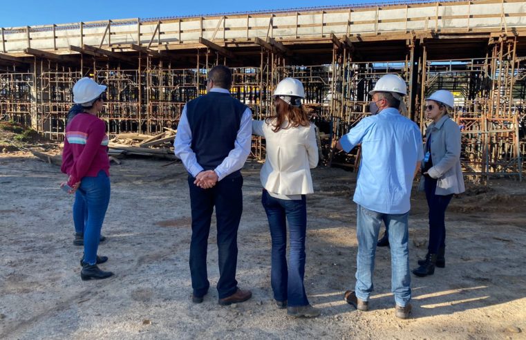 Obras de arte especiais do binário recebem visita do especialista em projetos do Fonplata