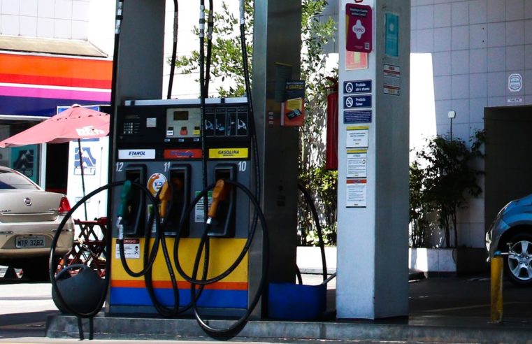 Redução no preço da gasolina começa a valer nesta terça-feira (21/10)