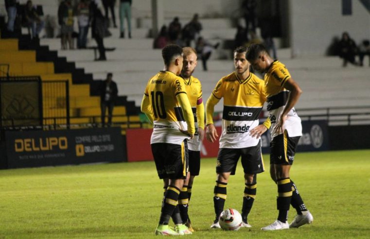 Criciúma não se encontrou em campo e, com um jogador a menos e perde no HH