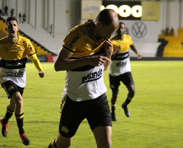 Em noite de belos gols, Criciúma coloca quase 5 mil pessoas em jogo da Segundona