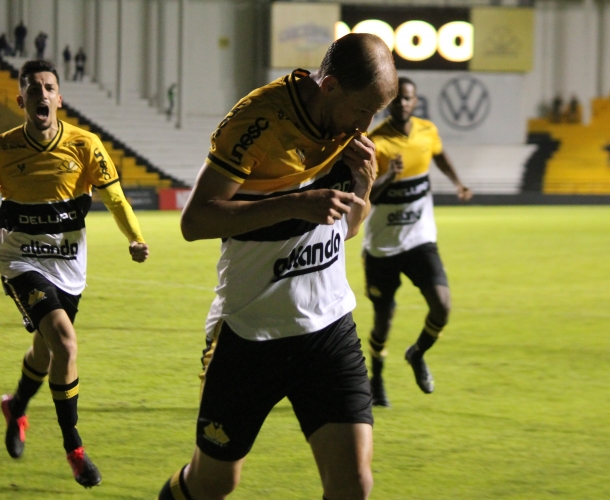 Em noite de belos gols, Criciúma coloca quase 5 mil pessoas em jogo da Segundona