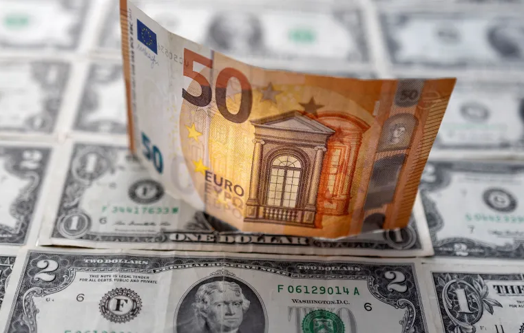 Euro e dólar atingem paridade pela primeira vez em 20 anos