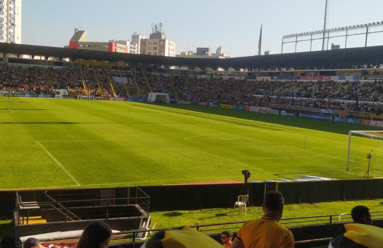 Casa cheia: torcida tricolor é espetáculo à parte no Majestoso, mas a vitória não veio