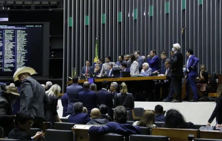 Rompimento de cabo pode ter causado pane em votação da PEC dos Benefícios