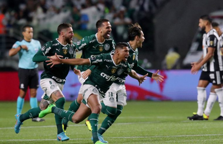 Com dois a menos, Palmeiras segura empate e se classifica nos pênaltis