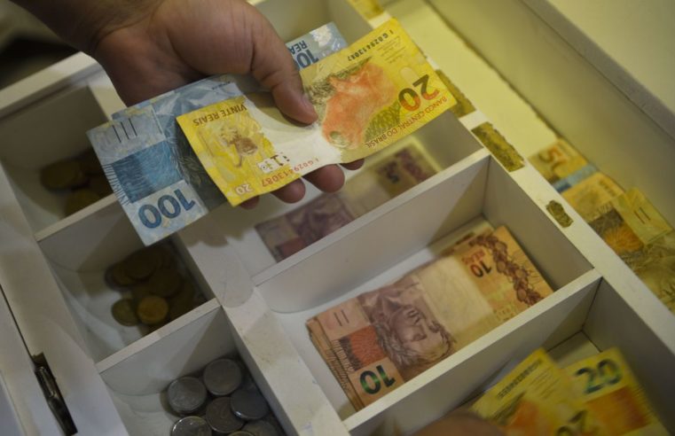 Mais de 39% da população brasileira estava endividada em julho