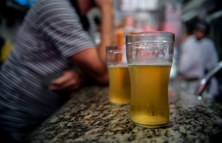 Mais da metade dos brasileiros experimentaram álcool antes dos 18 anos