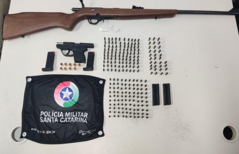 Motorista é preso com rifle, pistola e mais de 240 munições em Criciúma