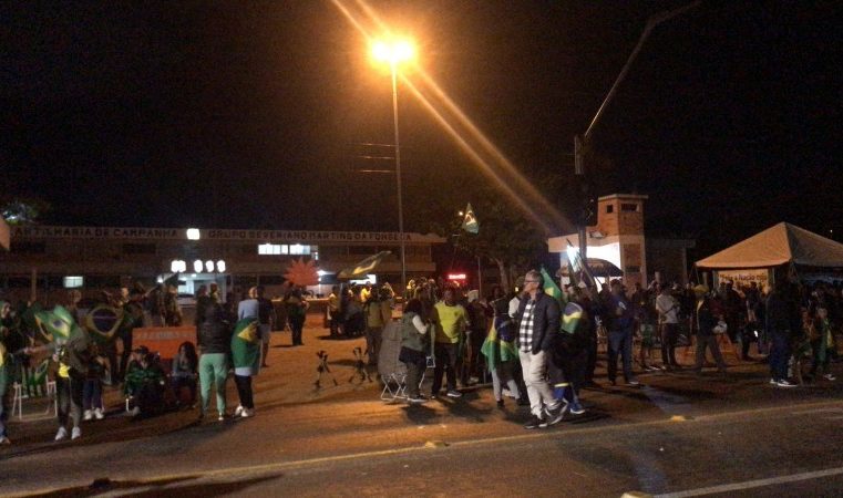 Mesmo com chuva, manifestantes permanecem em frente ao 28ºGAC
