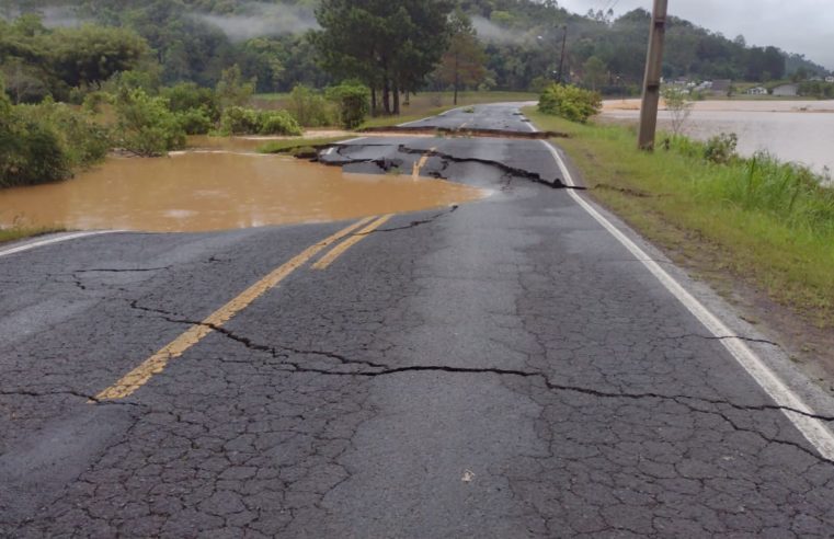 Chuva volta a atingir Santa Catarina e situação de rodovias se agrava no Vale do Itajaí