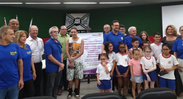 Entrega de óculos beneficia estudantes da rede municipal de ensino em Criciúma