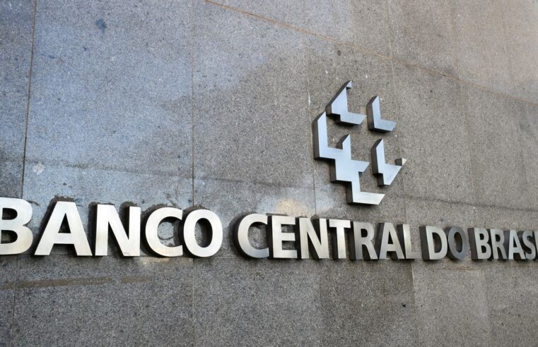 Para economistas, desvalorização do dólar diminui pressão sobre preços