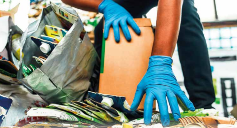 Decretos buscam valorizar trabalho de catadores e catadoras