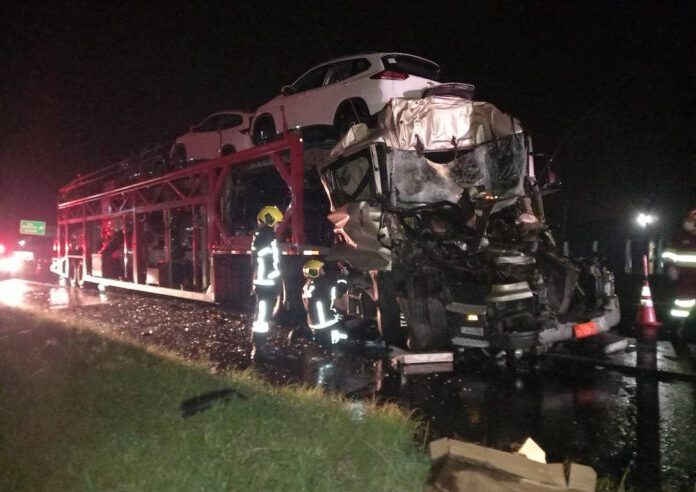 Criciúma: motorista de caminhão-cegonha fica ferido em grave acidente