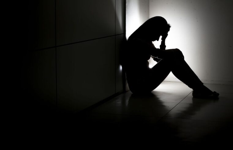Prevenção ao suicídio: CVV oferece apoio emocional gratuito