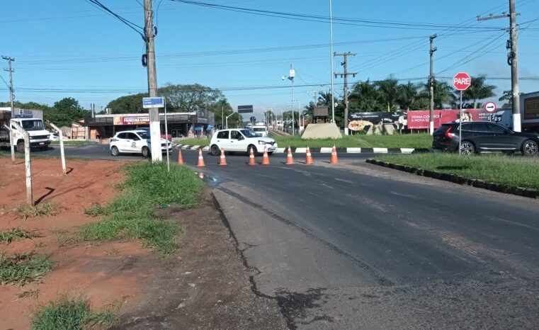 Rompimento de adutora provoca alteração no trânsito e deixa bairros de Içara sem água