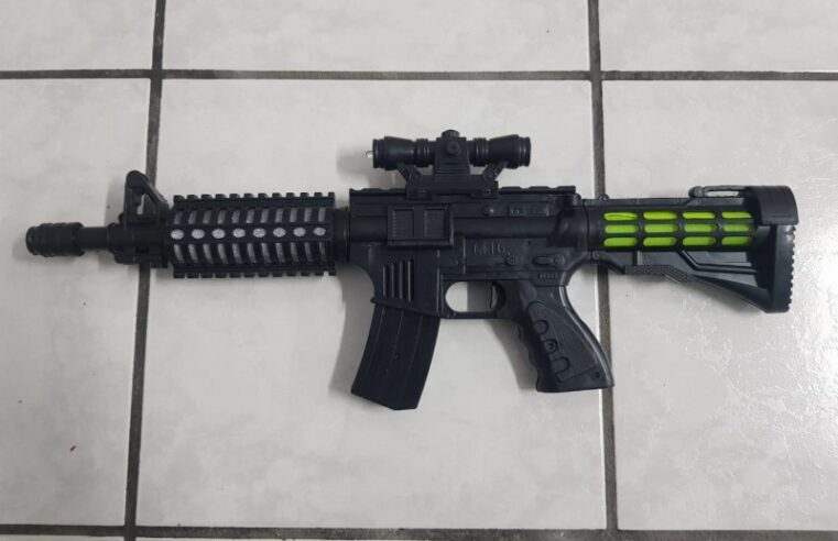 Em Orleans adolescente é apreendido com arma de brinquedo após fazer ameaças em frente a escola