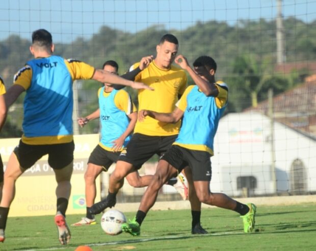 Elenco se reapresenta e se prepara para a decisão