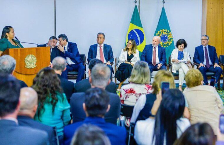 Lula assina projeto de lei que garante verba para piso da enfermagem