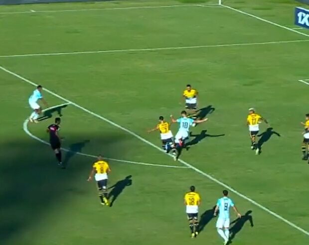 CBF divulga diálogo entre árbitros de campo e vídeo em pênalti contra o Tigre: ‘coloca o pé e calça’