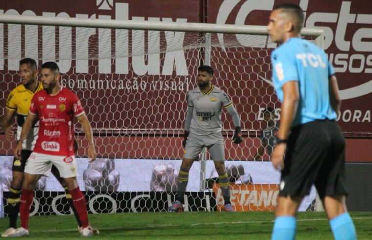 Criciúma segura empate com o Vila Nova, com dois jogadores a menos