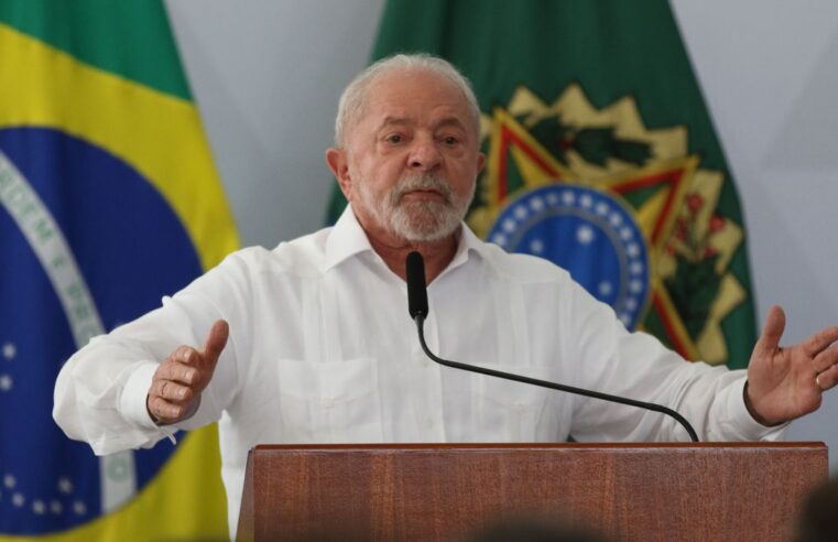 Lula anuncia política de reajuste do salário mínimo e isenção de IR