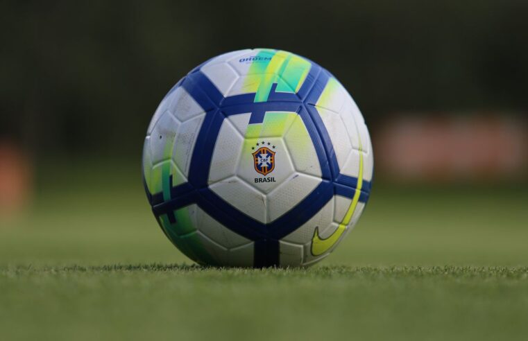 Virada e derrota rubro-negra levam Palmeiras à ponta do Brasileirão