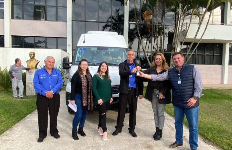 Governo de Içara adquire nova van para o transporte de pacientes