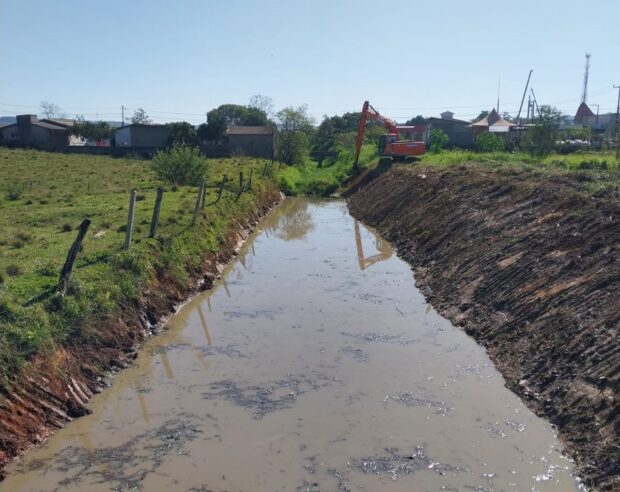 Prefeitura de Criciúma realiza limpeza de rios para evitar alagamentos