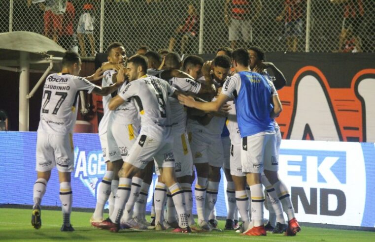 Criciúma venceu o Vitória no Barradão e volta ao G4