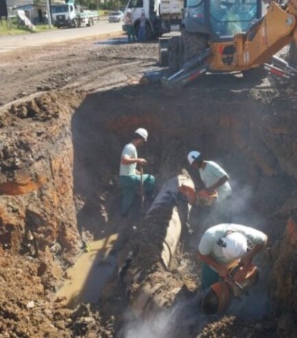 Adutora rompe e, causa caos na rodovia Luiz Rosso; consequência bairros de Içara ficam sem água