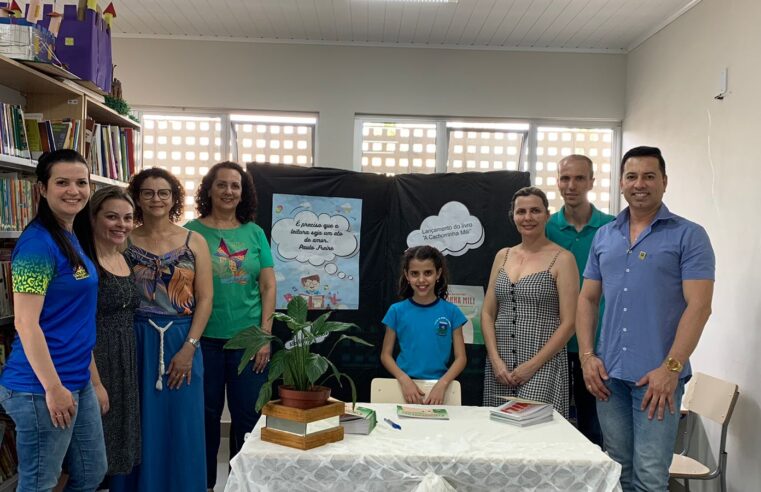 Aluna de Morro da Fumaça realiza o lançamento do seu segundo livro na escola