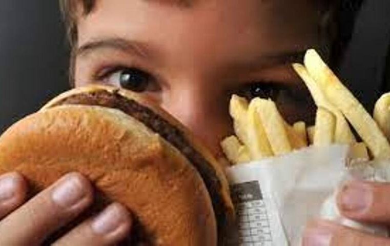 Obesidade cresceu em crianças e adolescentes brasileiras na pandemia
