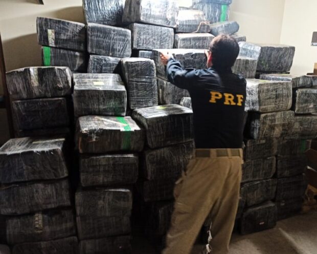 PRF finaliza pesagem de maconha apreendida em carreta de donativos para o RS