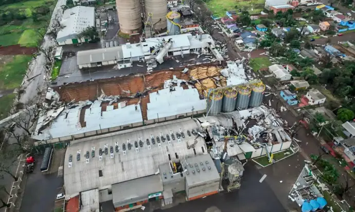 Tempestade repentina destelha casas e comércio em São Luiz Gonzaga