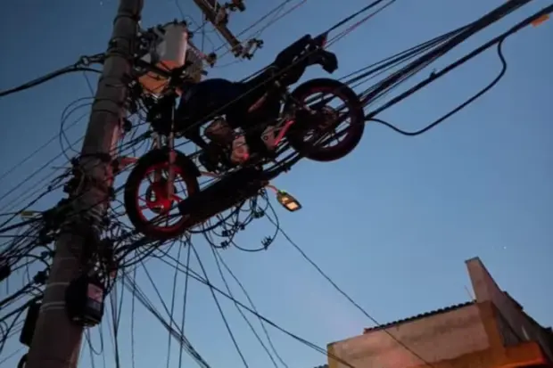 Moto é arremessada e fica presa em fiação após queda de balão