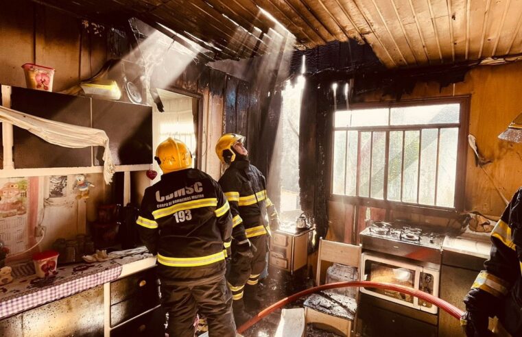 Ocorrências de incêndio com fogões à lenha, lareira e aquecedores aumentam 150% no inverno, alerta CBMSC
