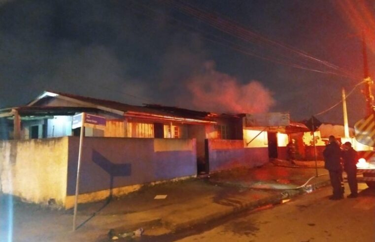 Incêndio deixa mercado totalmente destruído em Criciúma; no bairro Renascer