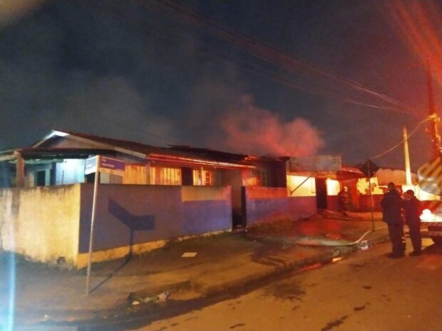 Incêndio deixa mercado totalmente destruído em Criciúma; no bairro Renascer