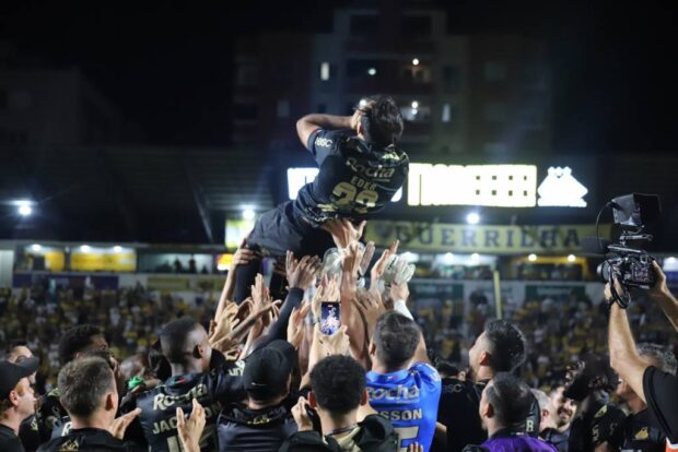 Criciúma vence o Atlético MG na despedida de Eder