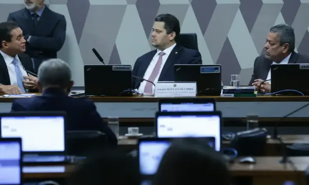 Políticos condenados ficarão inelegíveis por menos tempo, aprova CCJ