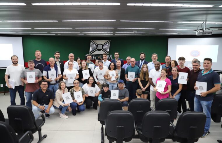Governo de Criciúma entrega 50 escrituras a famílias dos bairros Progresso e Jardim das Paineiras