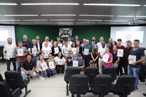Governo de Criciúma entrega 50 escrituras a famílias dos bairros Progresso e Jardim das Paineiras