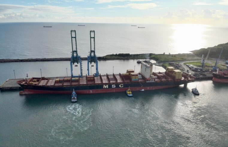 Navio com tamanho equivalente a três campos de futebol é o maior da história a atracar no Porto de Imbituba