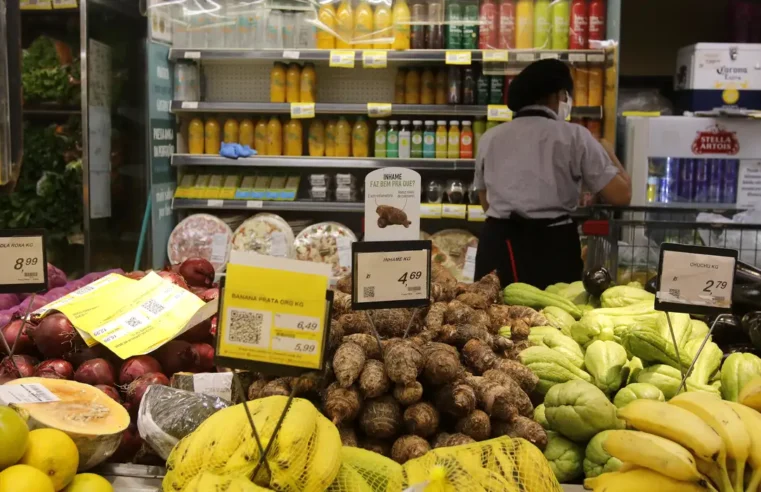 Inflação dos alimentos desacelera para 0,61% em fevereiro, diz IBGE