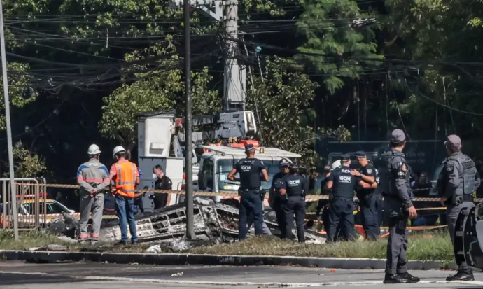 Avião cai em avenida de SP, atinge ônibus e deixa 2 mortos e 6 feridos