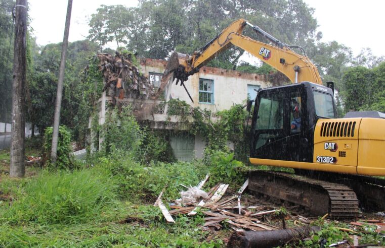 Governo de Criciúma realiza demolição de casas abandonadas no bairro Mina União