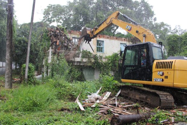 Governo de Criciúma realiza demolição de casas abandonadas no bairro Mina União
